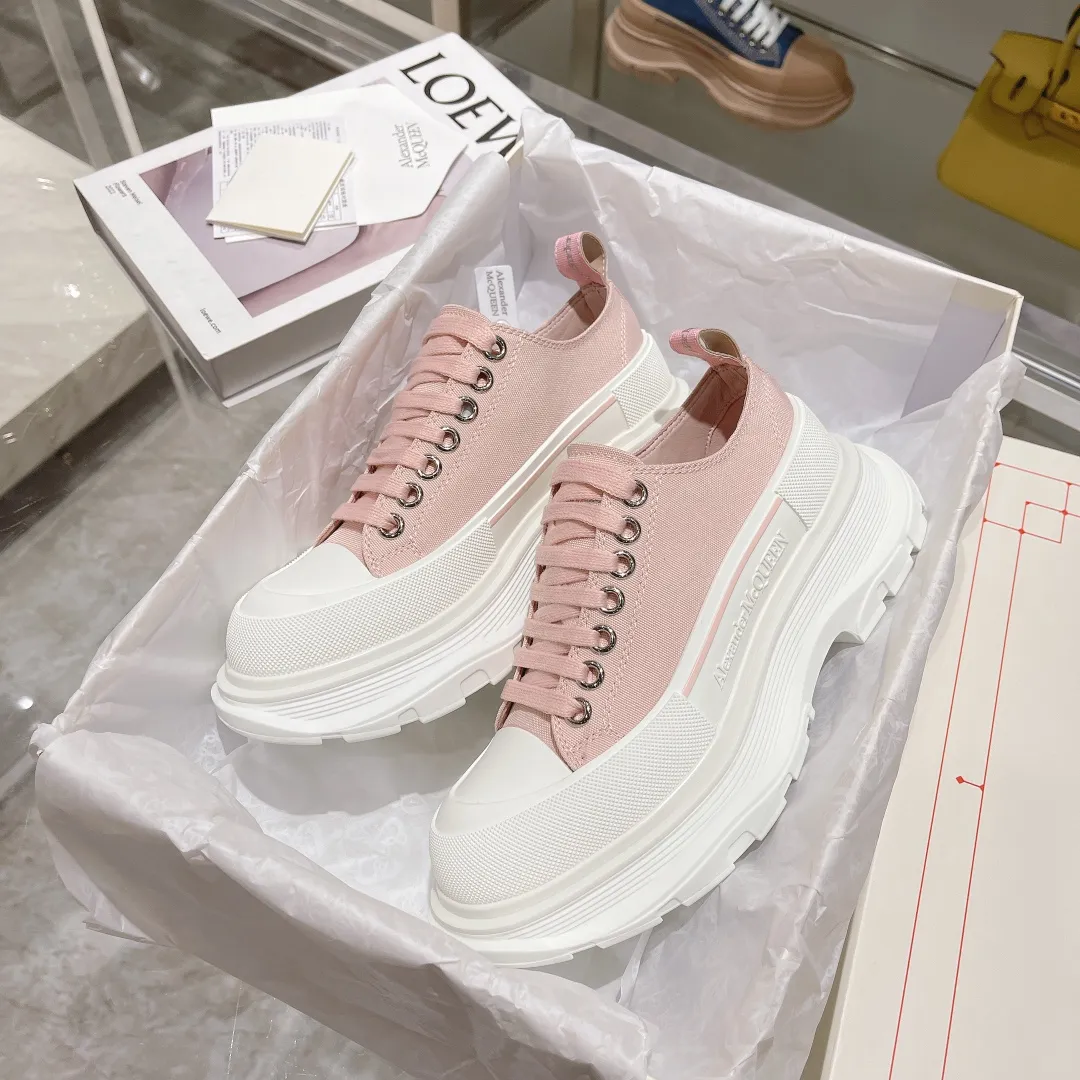 👟👟Ex-factory price 580👟👟 The latest version of Alexander McQueen's men's and women's couple's model is a hot item👑Purchase version original version 1:1 Fabric: Original imported waterproof canvas Lining: Imported water-resistant sheepskin, strong, stain-resistant and breathable. Insole: Imported silk lining Outsole: TPU multi-layer original combination sole (not the ordinary sole on the market) Packaging: Comes with original shoe box, cloth bag, certificate card Code number: 34-45